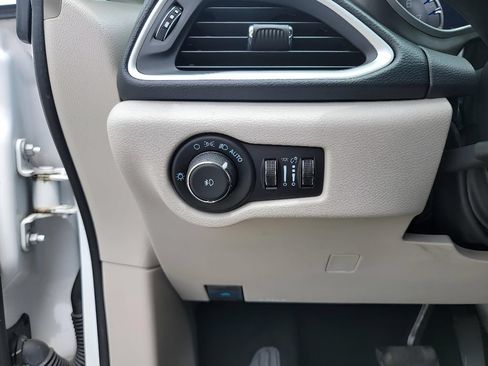 Used 2022 Chrysler Pacifica Touring-L FWD image 14