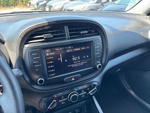 Used 2025 Kia Soul LX w/ LX Technology Package FWD image 20