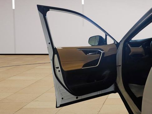 Used 2025 Toyota RAV4 XLE image 29