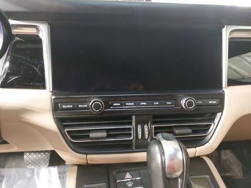 Certified 2019 Porsche Macan AWD/4WD image 22