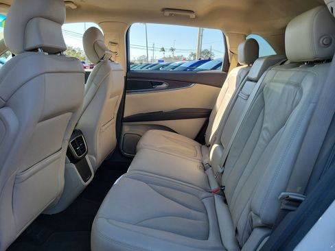 Used 2019 Lincoln Nautilus Select image 11