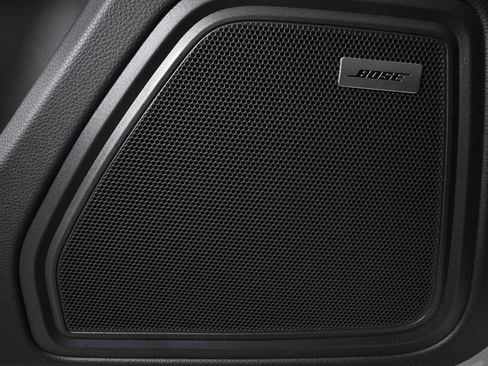 Certified 2025 Porsche Macan image 7