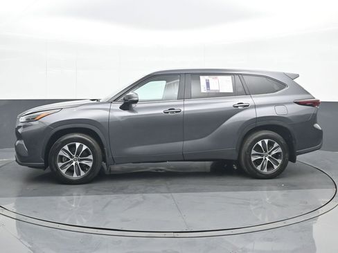 Used 2024 Toyota Highlander XLE AWD/4WD image 3