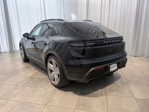 Certified 2025 Porsche Macan Electric image 3