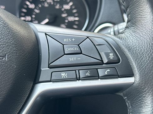 Used 2018 Nissan Rogue SV w/ Premium Package image 31