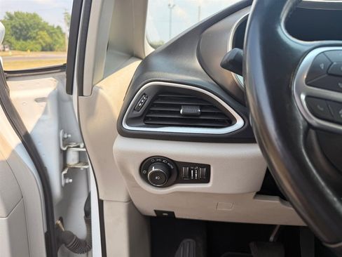 Used 2020 Chrysler Pacifica Touring-L w/ Advanced Safetytec Group image 8