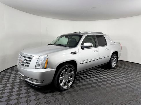 Used 2010 Cadillac Escalade EXT Premium image 2
