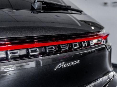 Certified 2025 Porsche Macan image 13