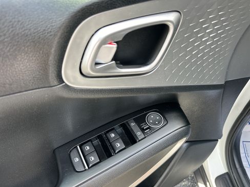 Used 2024 Kia Soul LX FWD image 10