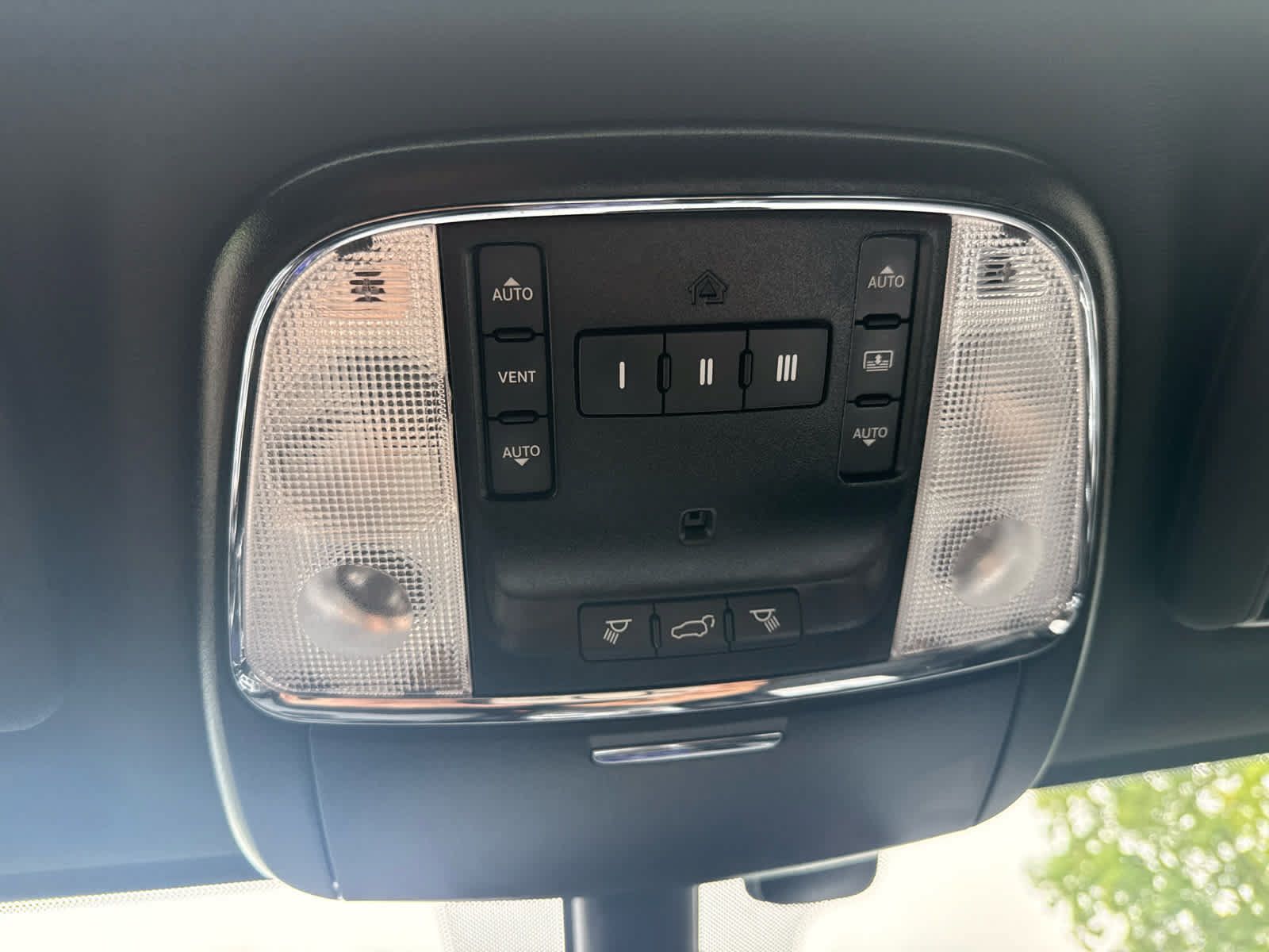 Used 2020 Jeep Grand Cherokee Overland AWD/4WD image 25