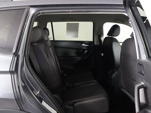 Used 2024 Volkswagen Tiguan SE image 31