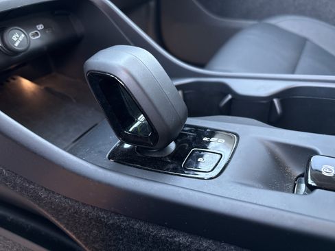 Used 2025 Volvo XC40 B5 Core image 23