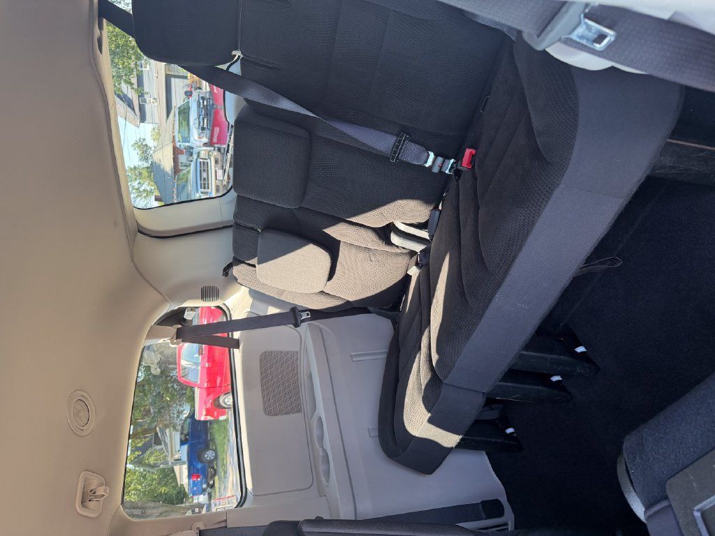 Used 2018 Dodge Grand Caravan SE FWD image 16