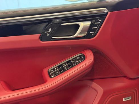Certified 2024 Porsche Macan S AWD/4WD image 14