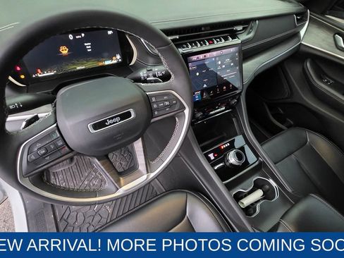 Used 2024 Jeep Grand Cherokee Limited w/ Black Appearance Package image 12