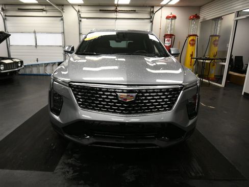 Used 2025 Cadillac XT4 Premium Luxury image 2