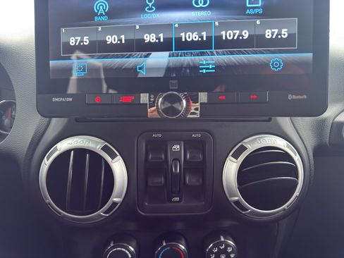 Used 2014 Jeep Wrangler Unlimited Sahara w/ Connectivity Group image 18