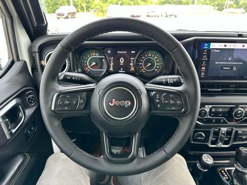 Certified 2025 Jeep Gladiator Sport AWD/4WD image 13
