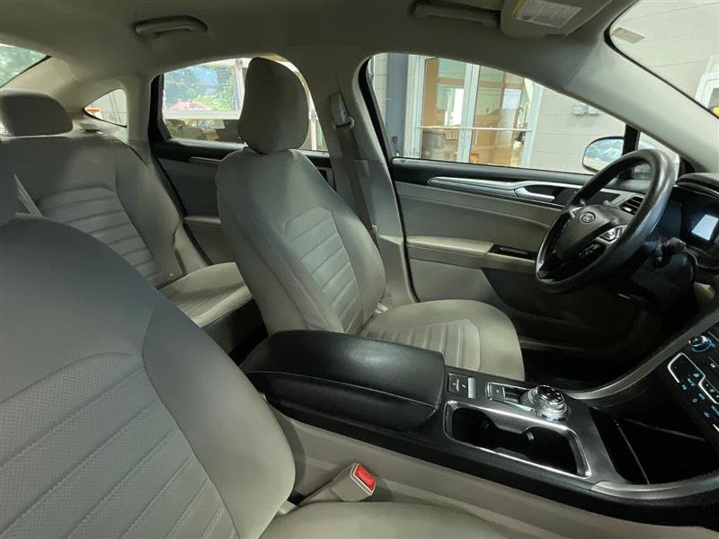 Used 2020 Ford Fusion SE FWD image 31