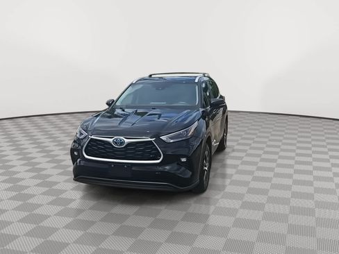 Used 2023 Toyota Highlander XLE FWD image 3