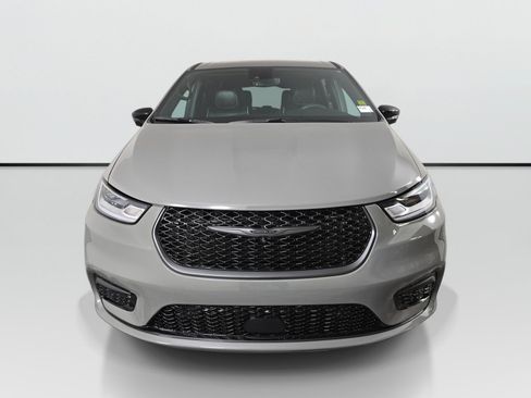 Used 2023 Chrysler Pacifica Limited w/ Uconnect Theater Family Group FWD image 8