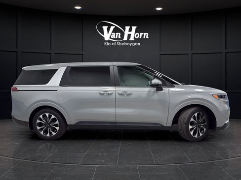 Used 2024 Kia Carnival EX FWD image 8