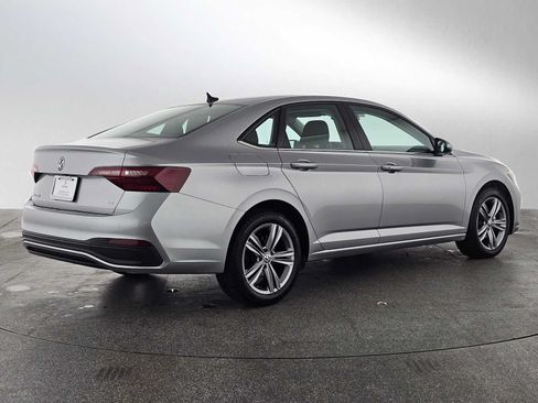Used 2024 Volkswagen Jetta SE FWD image 3