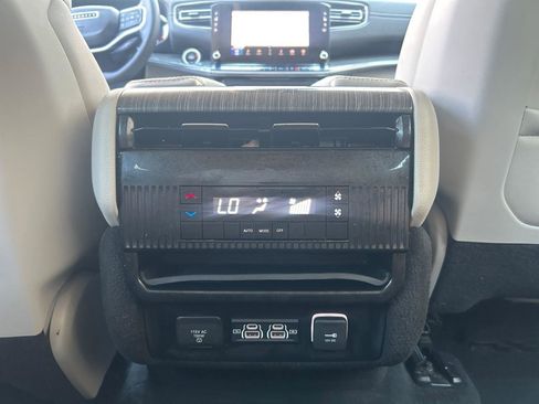 Used 2022 Jeep Wagoneer Series II AWD/4WD image 18