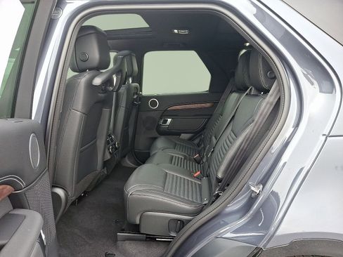 New 2025 Land Rover Discovery Dynamic SE image 8