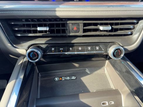 Used 2025 Chevrolet Suburban Z71 AWD/4WD image 25