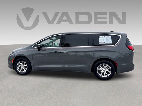Used 2023 Chrysler Pacifica Touring-L FWD image 26