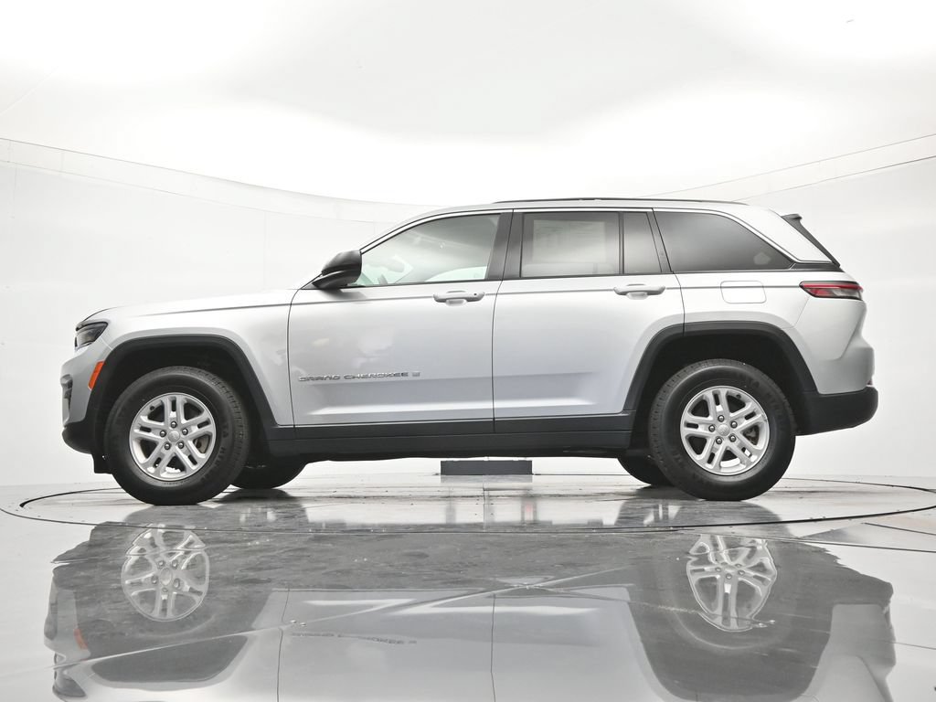 Used 2023 Jeep Grand Cherokee Laredo w/ Luxury Tech Group I AWD/4WD image 43
