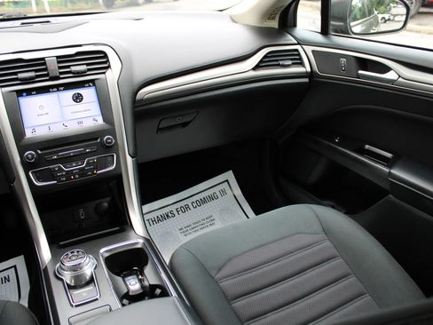 Used 2017 Ford Fusion SE w/ Fusion SE Technology Package FWD image 15