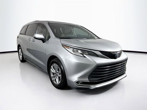 Certified 2023 Toyota Sienna Limited image 4