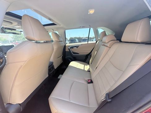 Used 2019 Toyota RAV4 XLE Premium FWD image 7
