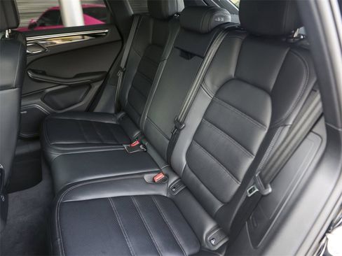 Used 2025 Porsche Macan image 33