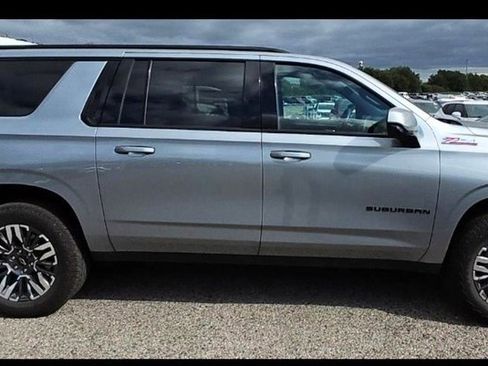Used 2025 Chevrolet Suburban Z71 image 1