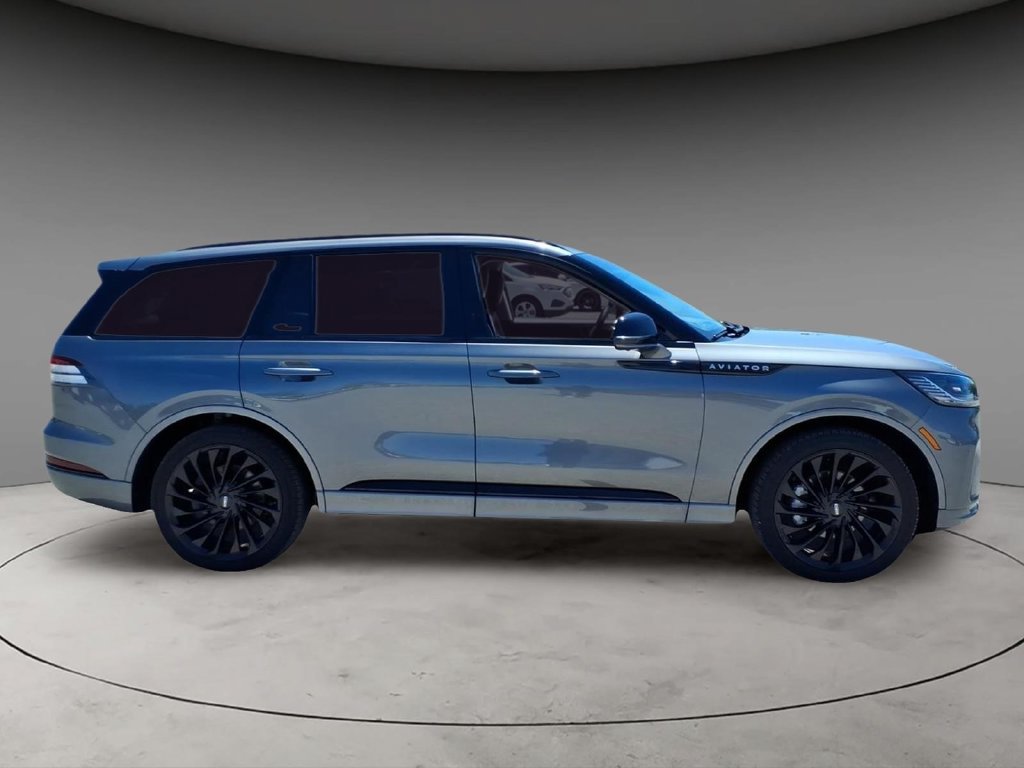 Certified 2025 Lincoln Aviator Reserve w/ Equipment Group 201A AWD/4WD image 11