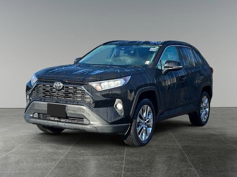 Used 2019 Toyota RAV4 XLE Premium image 3