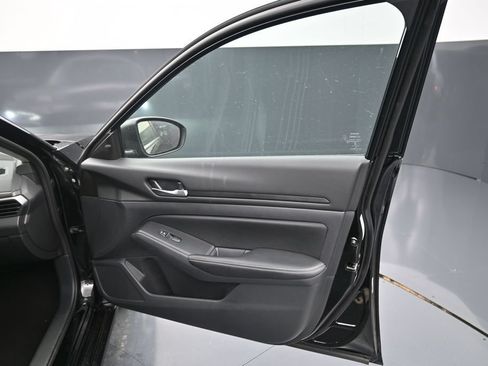 Used 2025 Nissan Altima 2.5 SV FWD image 12