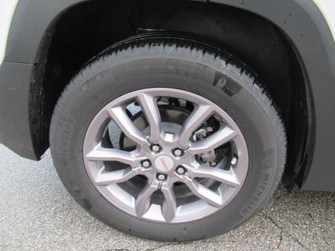 Used 2023 GMC Terrain SLT w/ Infotainment Package II FWD image 8