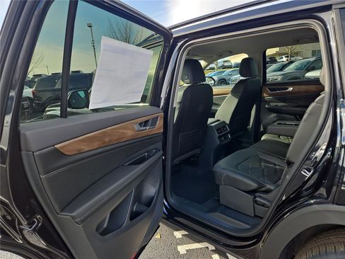 New 2026 Volkswagen Atlas SE image 22