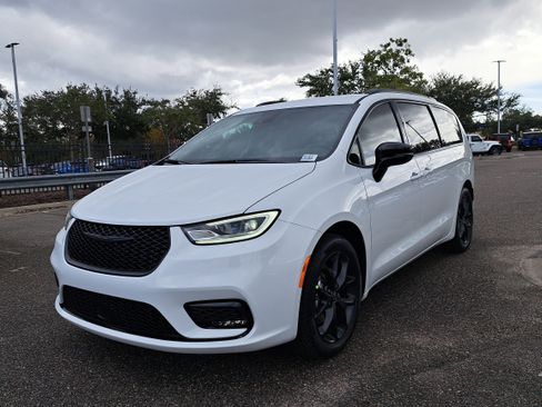 New 2026 Chrysler Pacifica Select w/ S Appearance Package image 2