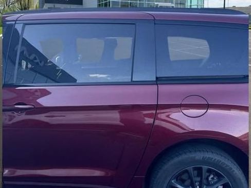 Used 2020 Chrysler Pacifica Touring-L w/ Advanced Safetytec Group AWD/4WD image 9