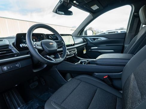 Used 2025 Chevrolet Traverse LT image 5