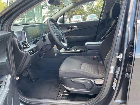 Used 2025 Kia Sportage LX FWD image 7