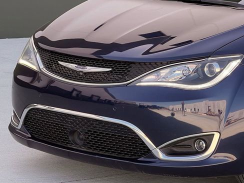 Used 2019 Chrysler Pacifica Limited w/ Tire & Wheel Group FWD image 10