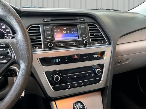 Used 2015 Hyundai Sonata SE w/ Option Group 09 FWD image 9