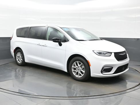 Used 2024 Chrysler Pacifica Touring-L FWD image 8