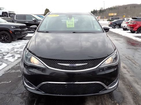 Used 2020 Chrysler Pacifica Touring image 9